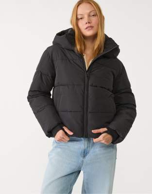 Stradivarius - Basic-Steppjacke in Schwarz mit Kapuze