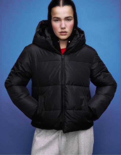 Stradivarius – Basic-Steppjacke in Schwarz mit Kapuze - view 1