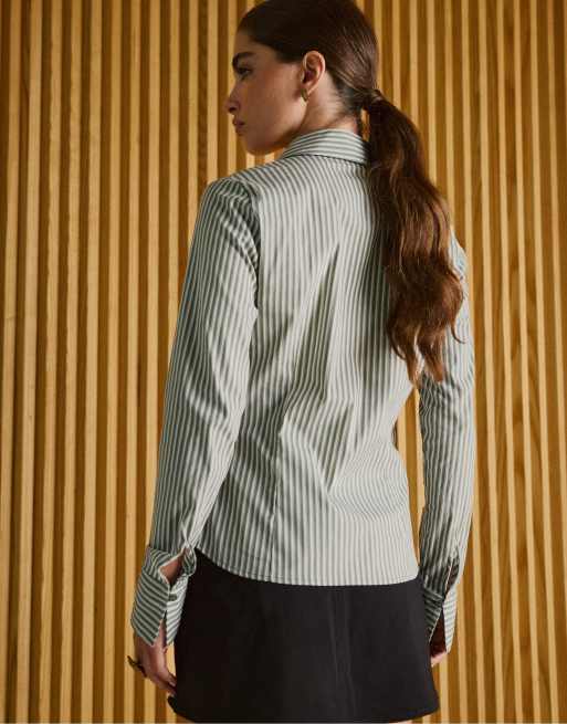 Stradivarius Basic stribet tætsiddende skjorte i khaki, 3 af 7
