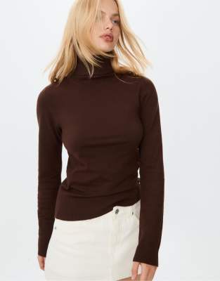 Stradivarius - Basic-Strickpullover in Braun mit Rollkragen
