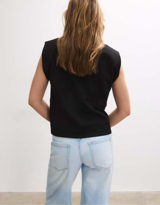 Stradivarius – Basic – Svart t-shirt med axelvaddar, 4 av 4