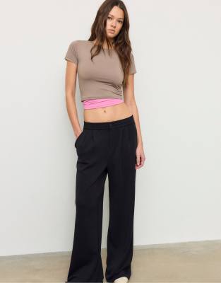 Stradivarius - Basic - T-Shirt aus Polyamid in Beige-Neutral