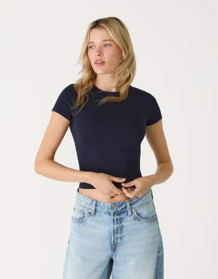 Stradivarius - Basic-T-Shirt in Blau gestreift mit schmaler Passform