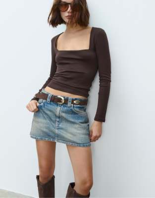 Stradivarius - Basic-T-Shirt in Braun mit eckigem Ausschnitt-Brown