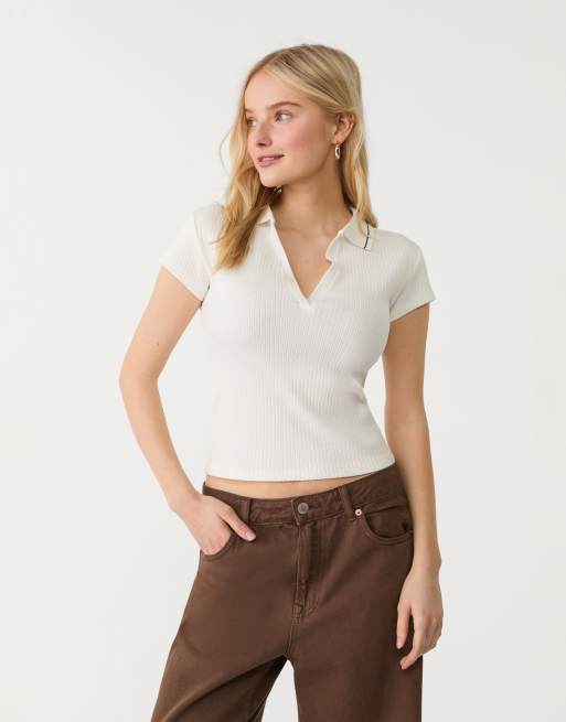 Stradivarius – Basic-T-Shirt in Ecru mit Polokragen