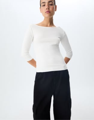 Stradivarius - Basic-T-Shirt in Ecru mit U-Boot-Ausschnitt-Weiß