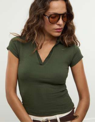 Stradivarius - Basic-T-Shirt in Grün mit Polokragen