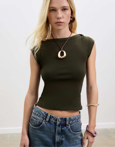 Stradivarius – Basic-T-Shirt in Grün mit U-Boot-Kragen - view 1