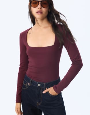 Stradivarius - Basic-T-Shirt in Lila mit eckigem Ausschnitt