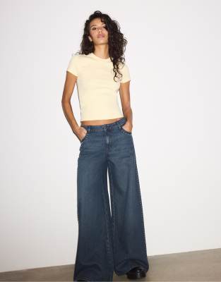 Stradivarius - Basic-T-Shirt in Pastellgelb mit Rundhalsausschnitt