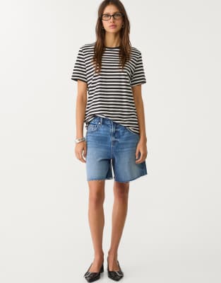 Stradivarius - Basic-T-Shirt in Schwarz gestreift mit regulärer Passform und Rundhalsausschnitt