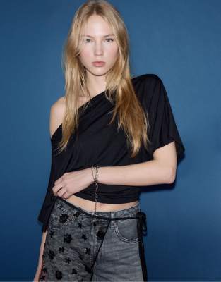 Stradivarius - Basic - T-Shirt in Schwarz mit Fledermausärmeln