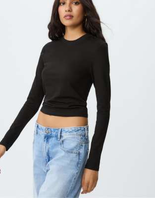 Stradivarius - Basic-T-Shirt in Schwarz mit Rundhalsausschnitt