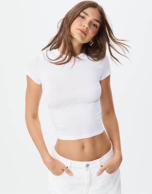Stradivarius - Basic-T-Shirt in Slim-Fit-Passform in Weiß