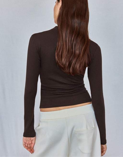 Stradivarius basic t-shirt med ståkrage i brun, 3 av 7