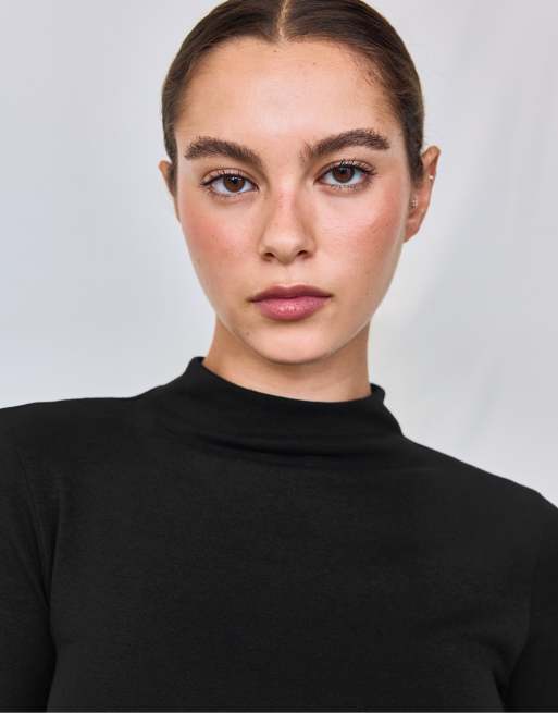 Stradivarius basic T-shirt met opstaande boord in zwart, 4 van 6