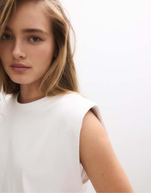 Stradivarius Basic t-shirt with padded shoulders in white, 3 of 4
