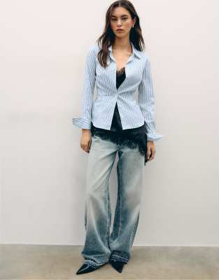 Stradivarius - Basic - Tailliertes Hemd in Schwarz gestreift