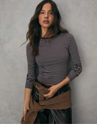 Stradivarius - Basic - Tailliertes T-Shirt in Aubergine-Lila