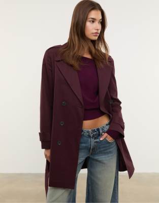Stradivarius - Basic-Trenchcoat in Burgunderrot mit Bindegürtel und regulärer Passform