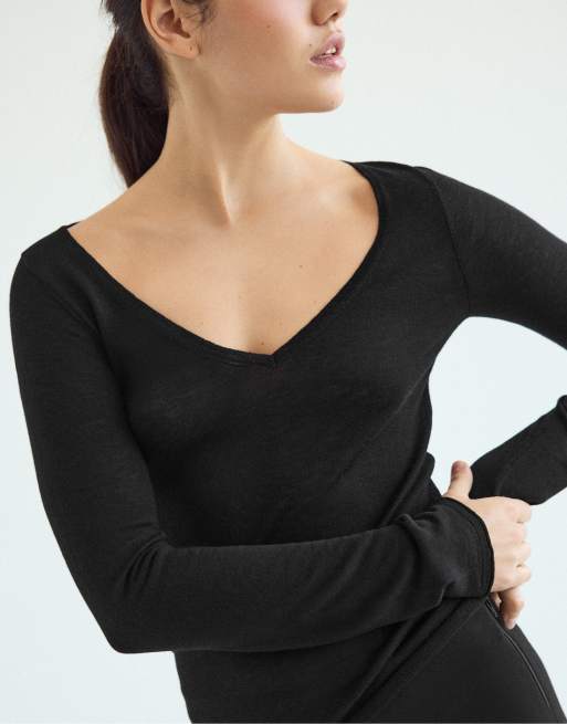 Stradivarius Basic wool and silk v-neck sweater in black, 2 of 7