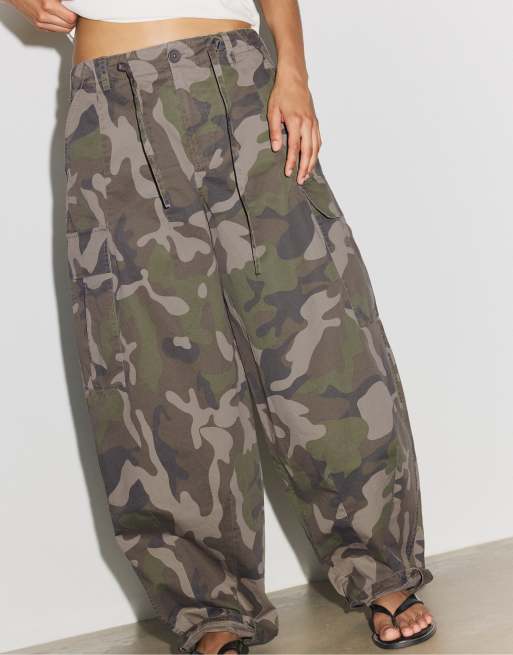 Stradivarius – Bedruckte Cargo-Hose aus Popeline in Khaki, 2 von 7