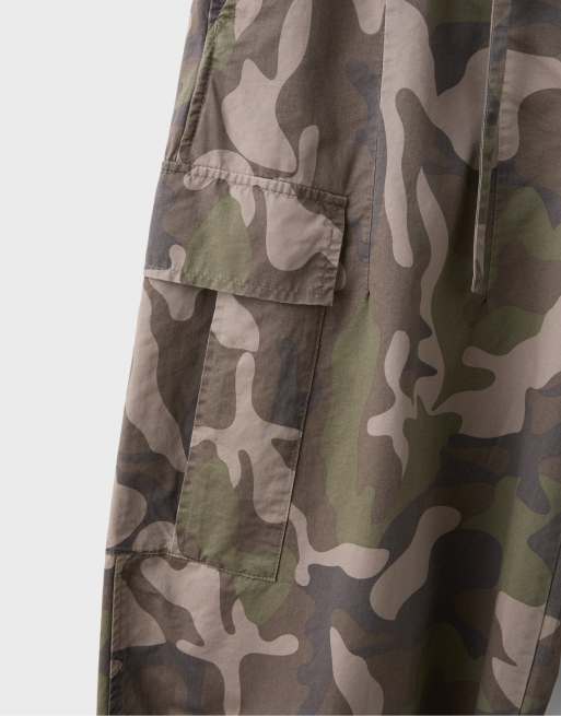 Stradivarius – Bedruckte Cargo-Hose aus Popeline in Khaki, 7 von 7
