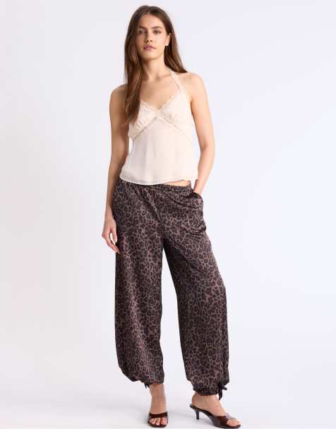 Stradivarius – Bedruckte, fließende Hose aus Satin in Mittelbeige - view 1
