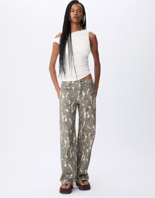Stradivarius - Bedruckte Straight-Fit-Hose in Khaki-Grün