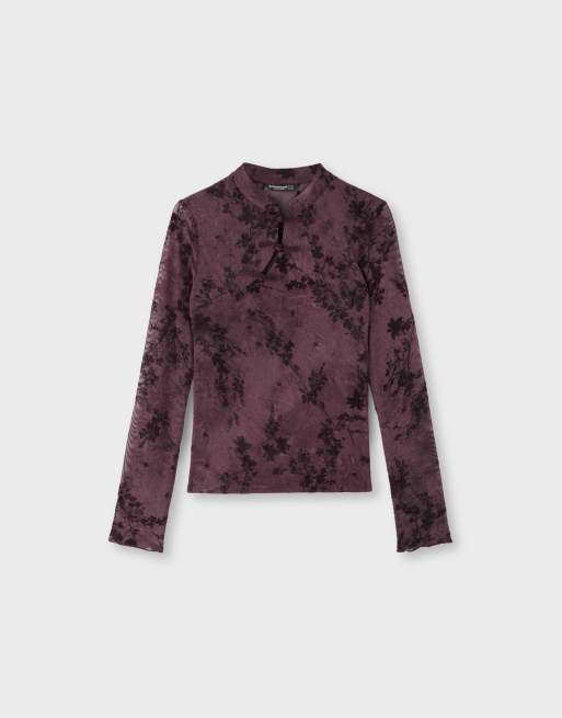 Stradivarius beflocktes langärmliges Top mit Knebelverschluss in Lila, 6 von 7