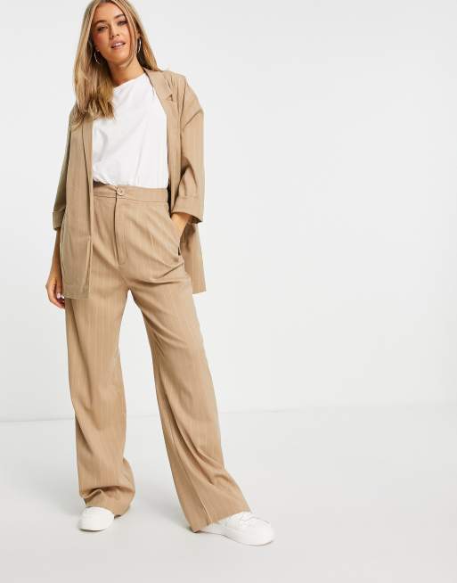Stradivarius – Beiga, kritstrecksrandiga, avslappnade dad byxor med vida ben, del av set
