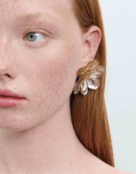 Stradivarius - Beige øreringe med blomsterbladsdesign - view 1