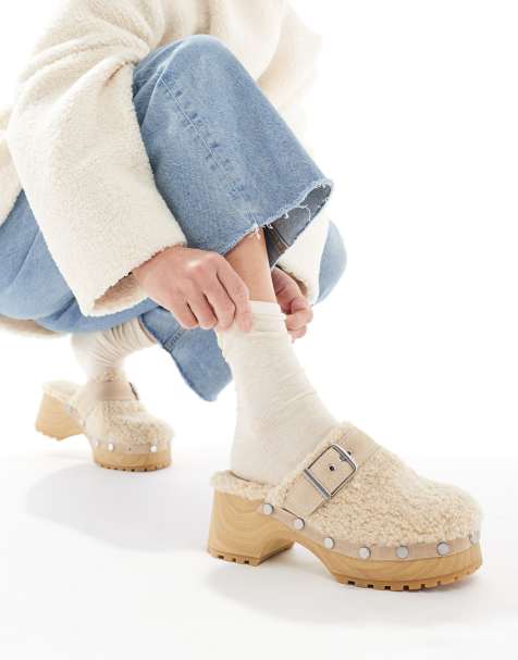 Stradivarius – Beige träskor med fuskpälsdetaljer - view 1