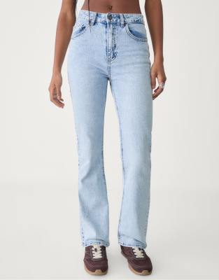 Stradivarius - Bequeme, gerade geschnittene Jeans in Hellblau mit hohem Bund
