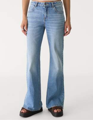 Stradivarius - Bequeme Schlagjeans in Mittelblau-Marineblau