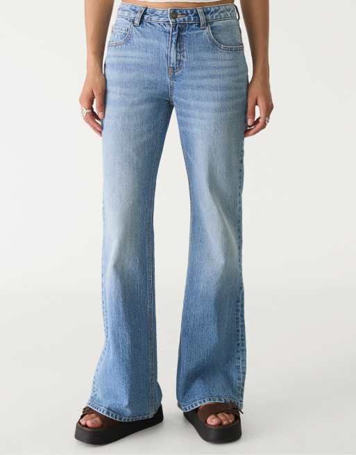 Stradivarius – Bequeme Schlagjeans in Mittelblau