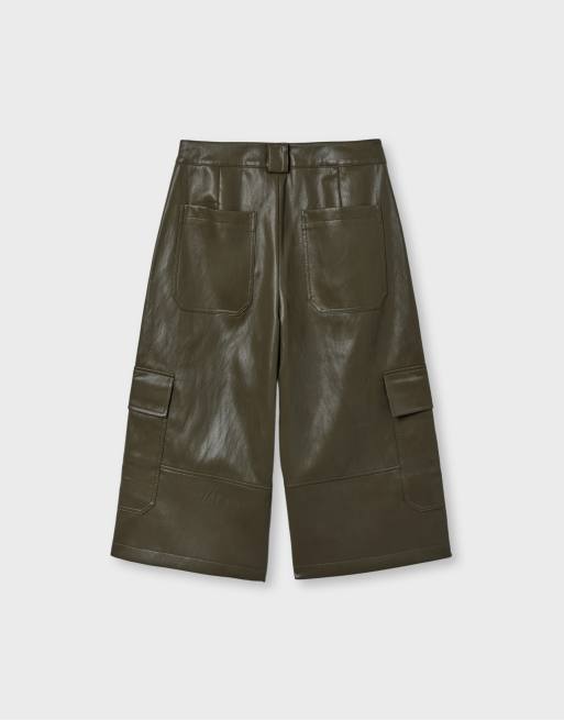 Stradivarius bermuda cargo in effetto pelle color kaki, 5 di 5