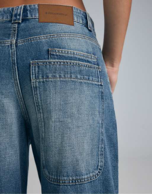 Stradivarius bermuda in denim a gamba larga con maxi tasche in lavaggio denim medio, 4 di 7