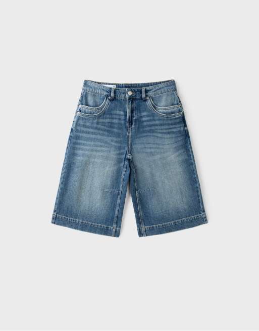 Stradivarius bermuda in denim a gamba larga con maxi tasche in lavaggio denim medio, 6 di 7