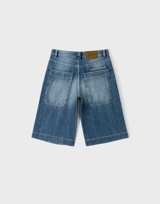Stradivarius bermuda in denim a gamba larga con maxi tasche in lavaggio denim medio, 7 di 7