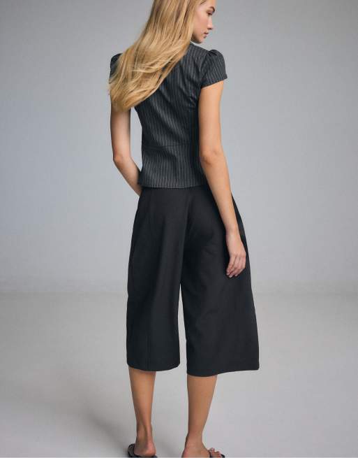 Stradivarius - Bermudashort met wijde pijpen en gekruiste taille in zwart, 3 van 7