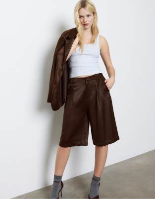 Stradivarius - Bermudashorts aus Satin in Braun mit Abnähern-Brown