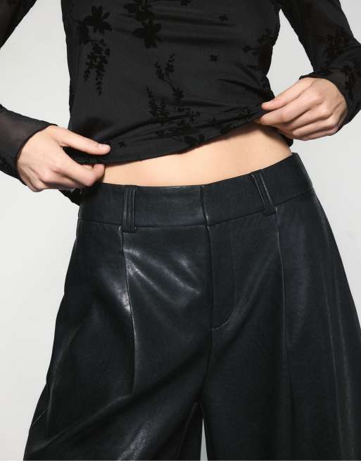 Stradivarius bermudashorts i läderimitation med insnitt i svart, 4 av 7
