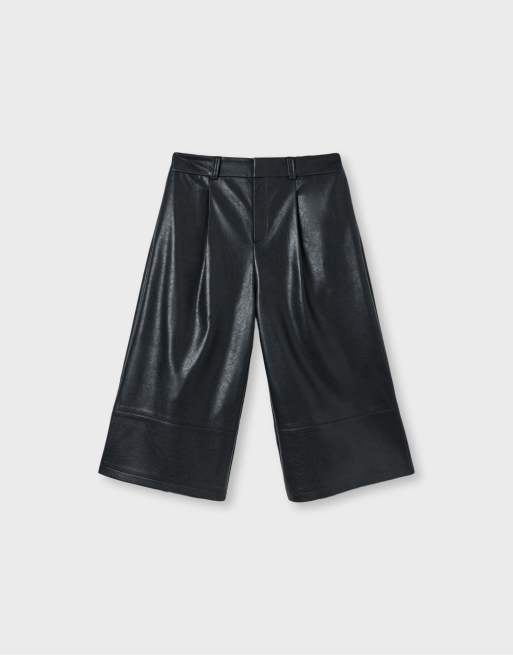 Stradivarius bermudashorts med læderlook og indsnit i sort, 6 af 7