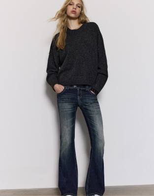 Stradivarius - Bestickte Schlagjeans in hellem Mittelblau mit Taschen