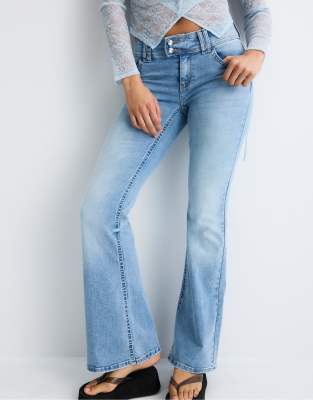 Bestickte Schlagjeans in mittlerem Denim-Hellblau Blau 40