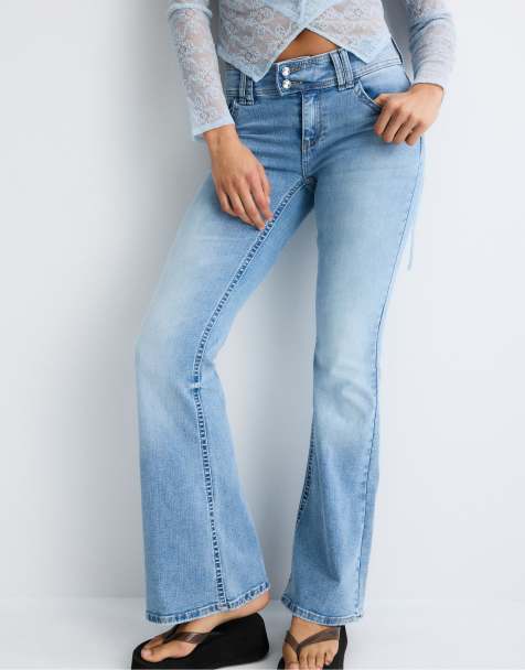 Stradivarius – Bestickte Schlagjeans in mittlerem Denim-Hellblau - view 1