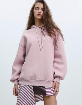 Stradivarius - Bestickter Kapuzenpullover in Pastellrosa