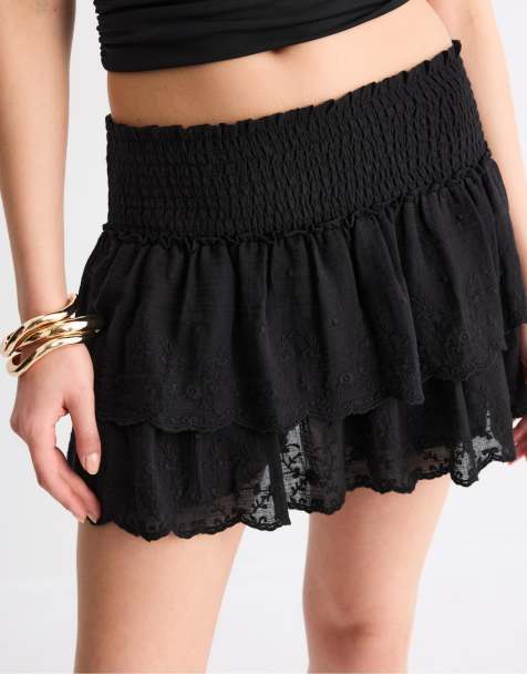 Stradivarius – Bestickter Skort in Schwarz mit Knitteroptik - view 1