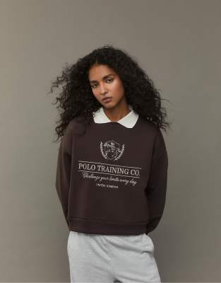 Stradivarius - Besticktes Sweatshirt in Braun mit Polokragen-Brown